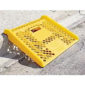 Magliner PKR220 27" Long x 27" Wide x 5" High, Plastic Curb Ramp